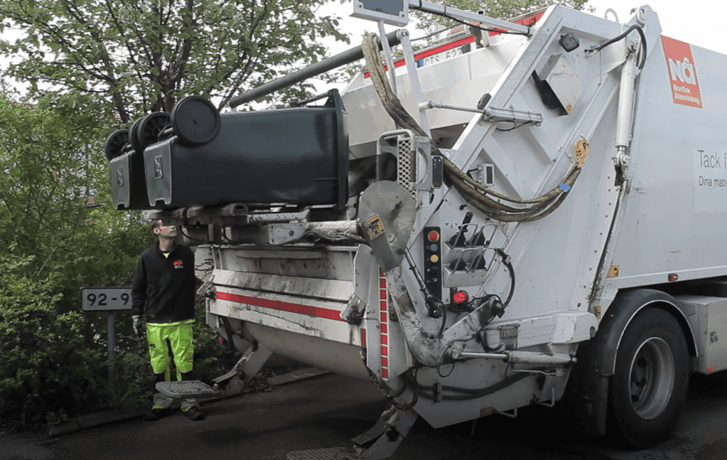 Mynd af Botek bíl að losa tunnu