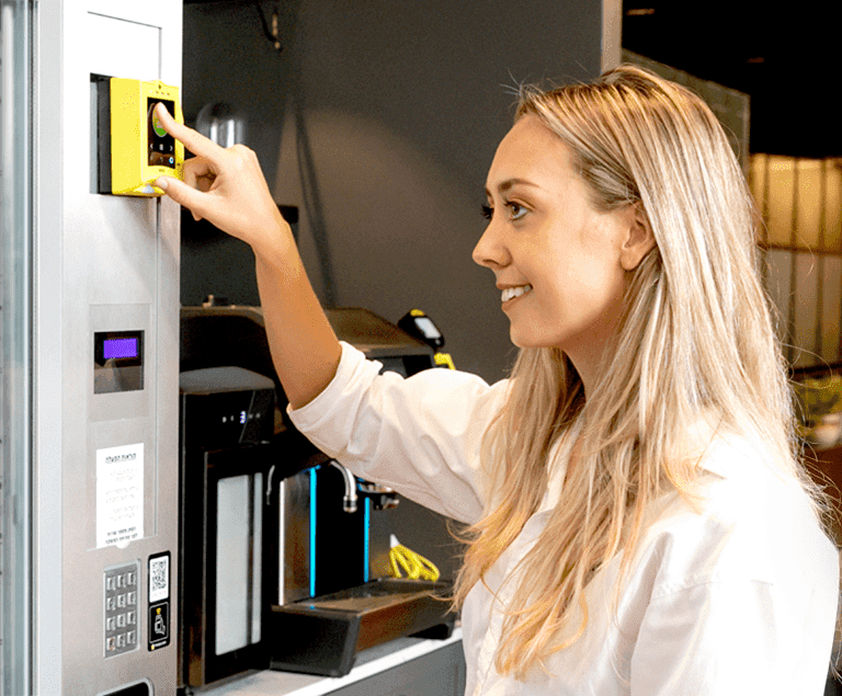 Kona að greiða með Nayax posa